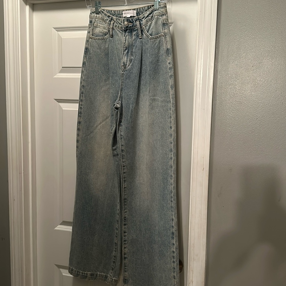 Ladies nwo tags 24 waist Grey Lab Los Angelos jeans 
Light blue washed wide leg